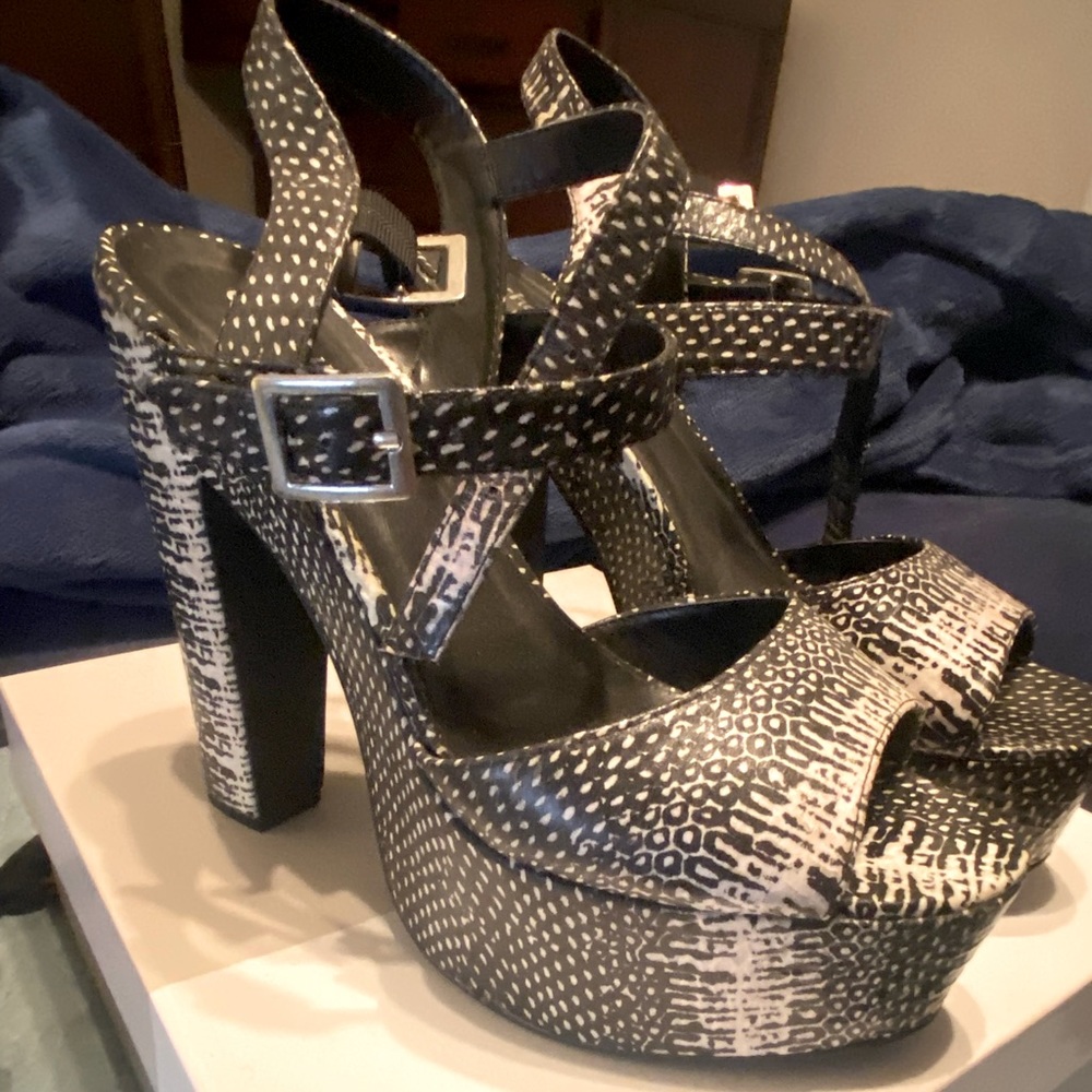 5/6 inch black and white thick heel shoes